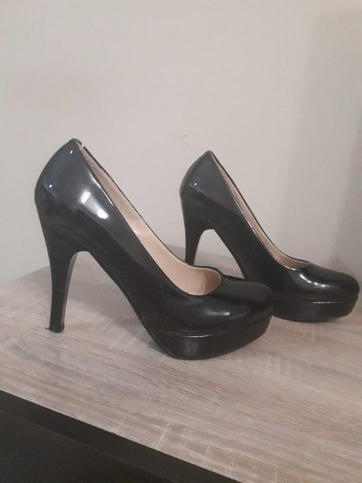 Дамски обувки с висок ток