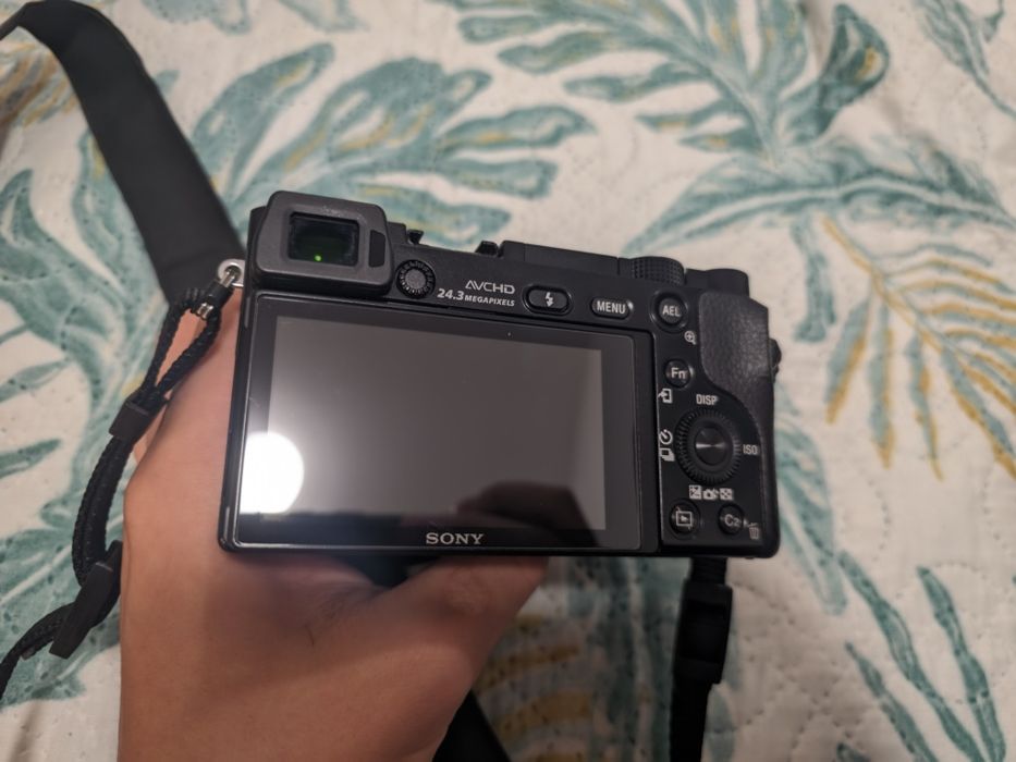 Sony Alpha a6000 ca nou - Kit complet + Geantă + Set curăţare