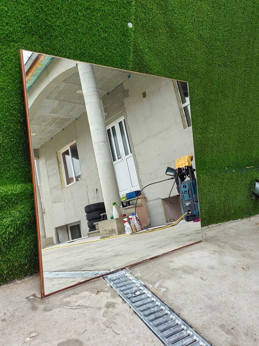 Огледала свалени от нощен клуб.