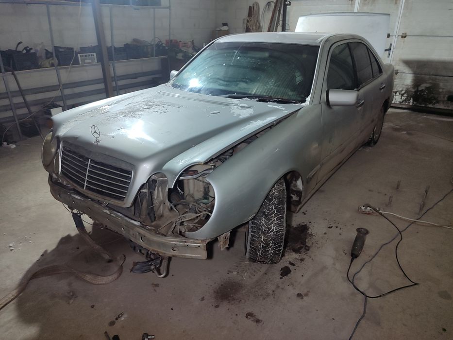 Капот на Мерседес W210