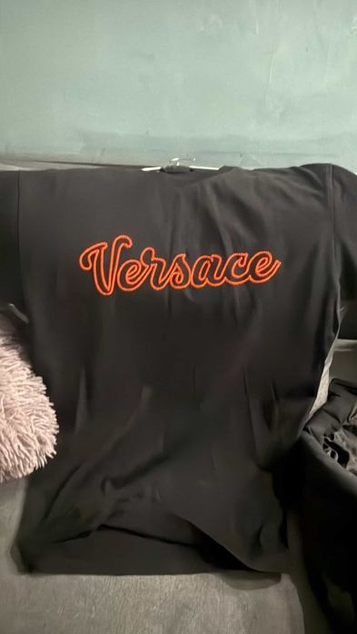tricou versace cu eticheta