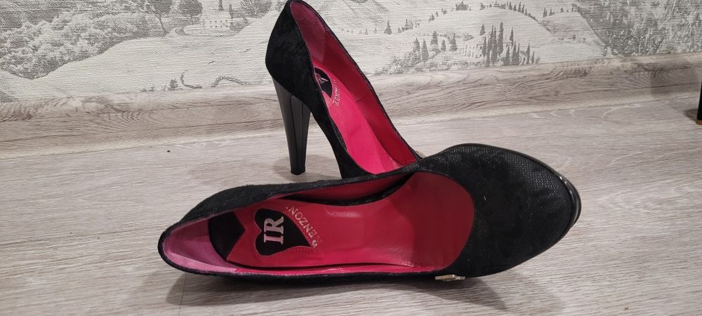 Женские туфли разные.