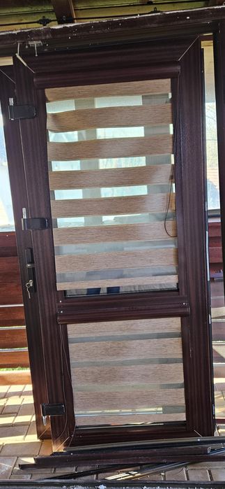 Vand tâmplărie PVC culoare mahon,feronerie Maco