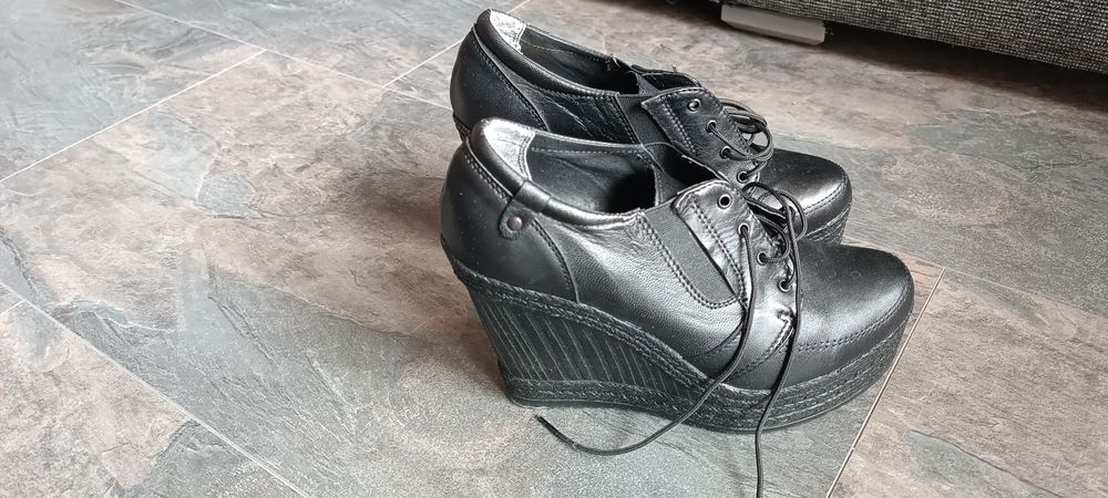 Обувки и сандали на платформа