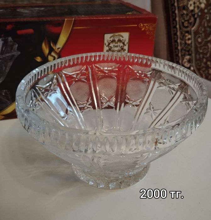 Продаются чайные наборы, разная посуда.