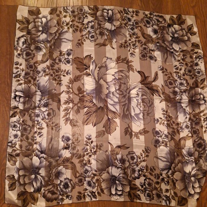 НАМАЛЕНИ Тънки квадратни шалове Рим, Испания, Виена, цветя