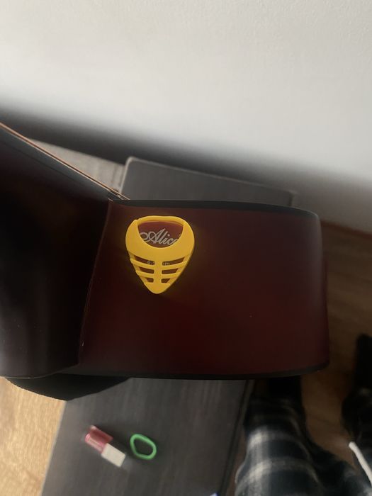 Акустическая гитара