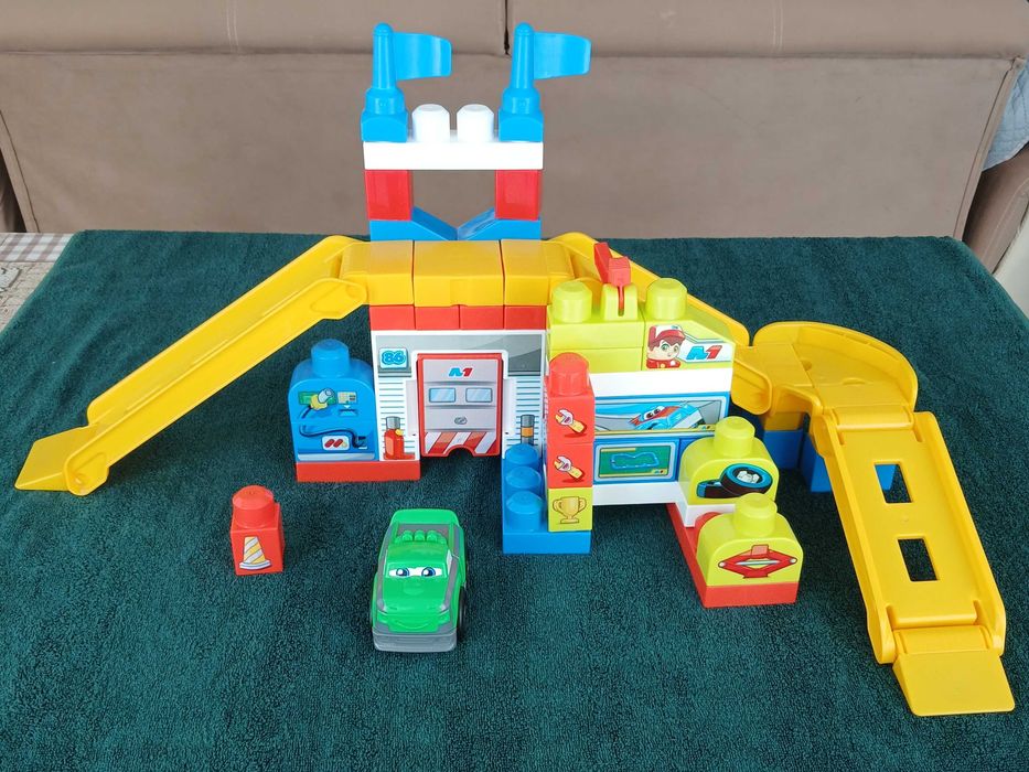 Конструктор Mega Blocks- Race Car Garage