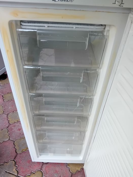 Vând congelator Candy