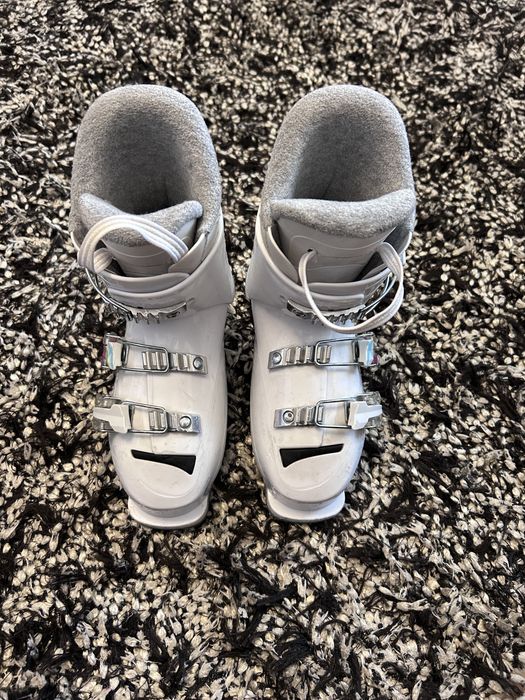 Ски, обувки, каска с визьор и щеки