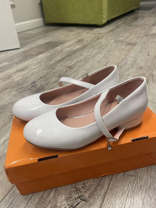 Продам детские белые туфли