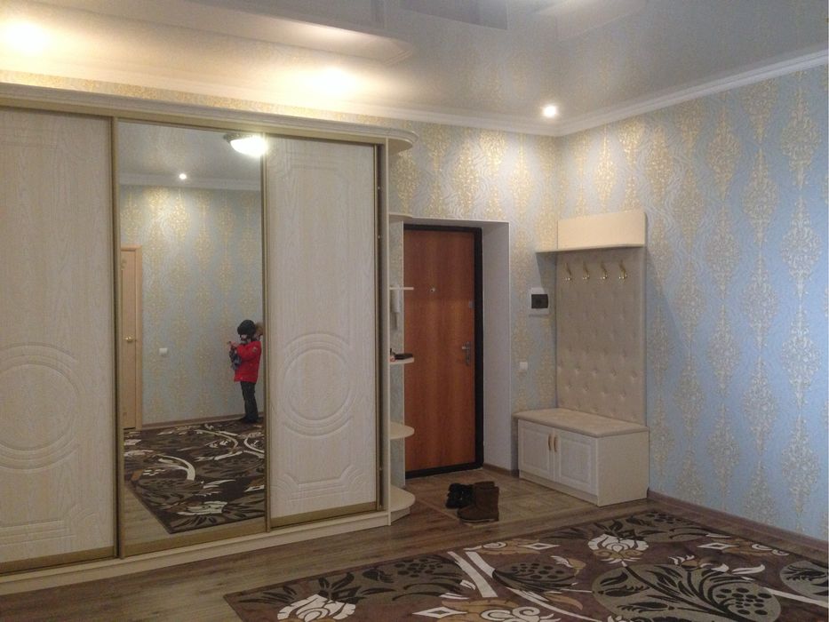 Срочно продам шкаф купе и вешалку