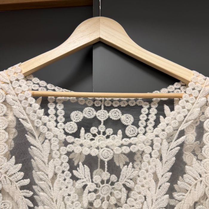 Bluză elegantă din dantelă bej, mărimea S-M, stare excelentă