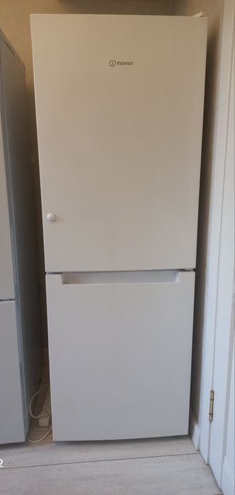 Холодильник  Индезит двухкамерный