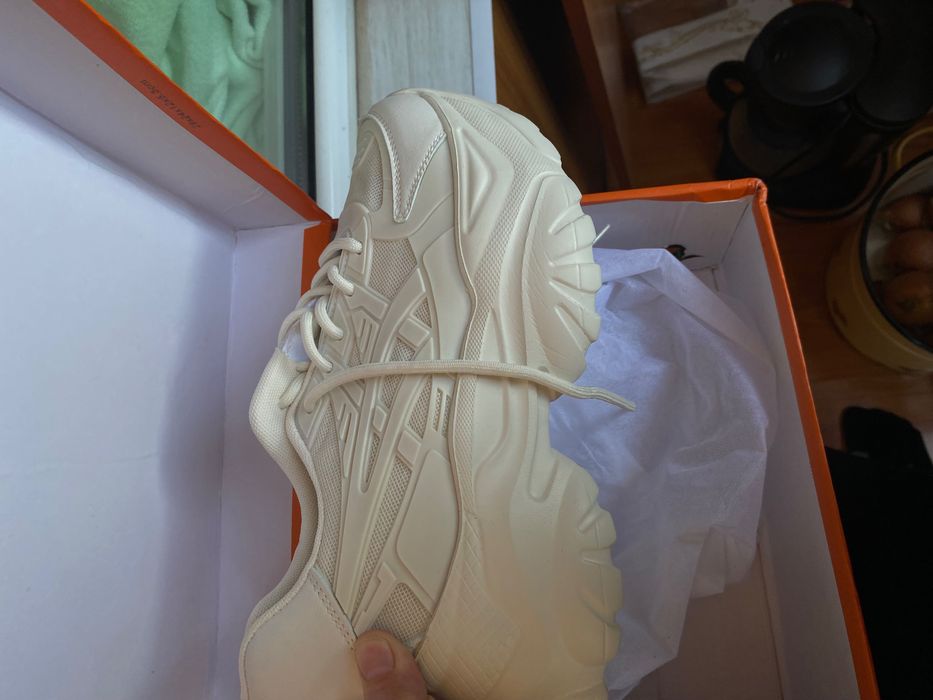 Белые кроссовки . Новые.