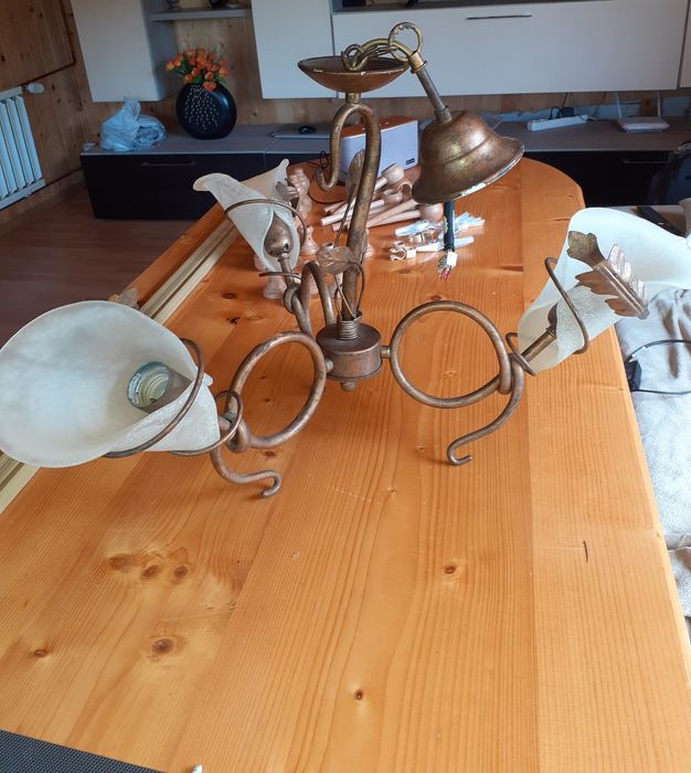 Lustra cu trei brate