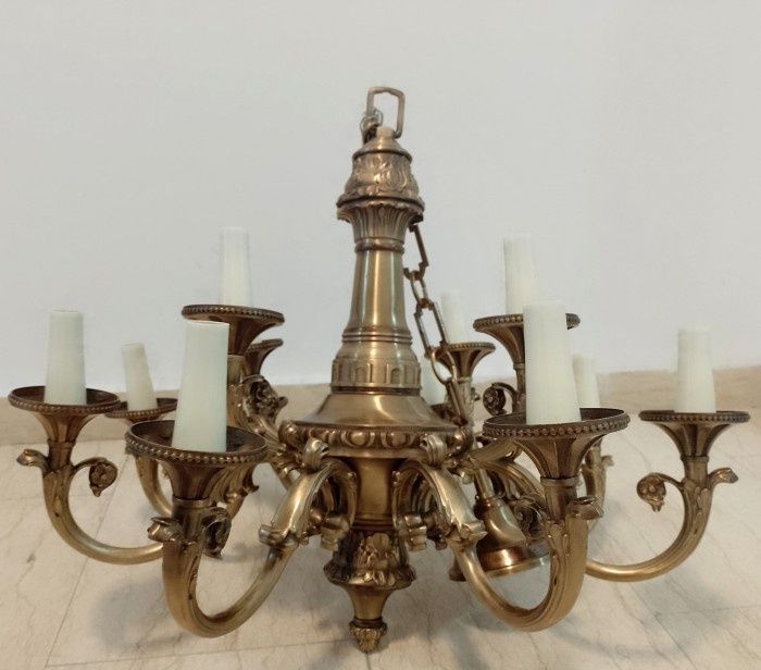 Candelabru de dimensiuni impresionante din bronz masiv în stilul franc