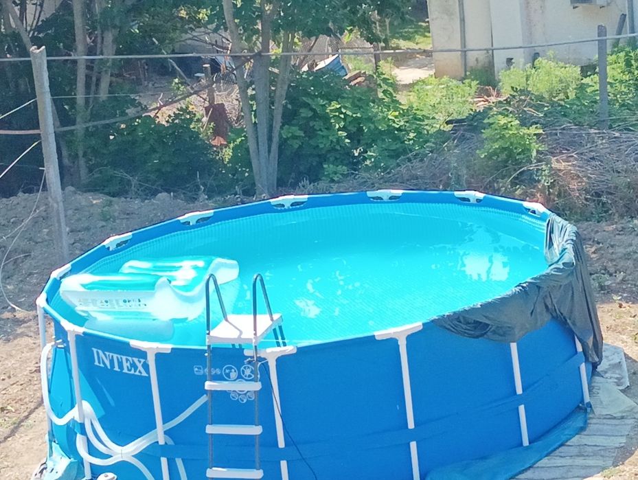 Продавам голям басейн .