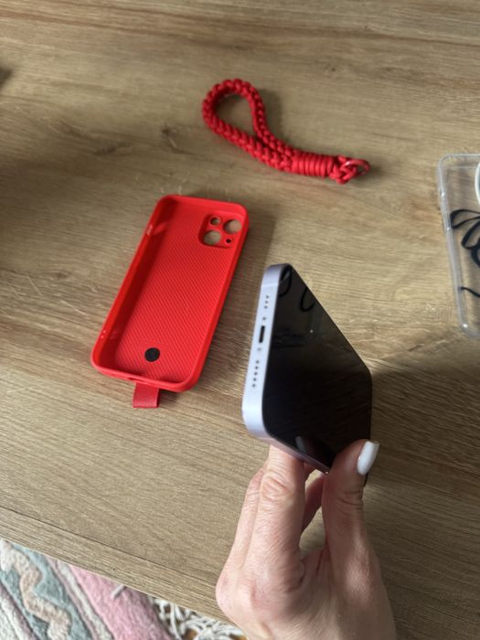 Iphone 14 с два кейса и зарядно