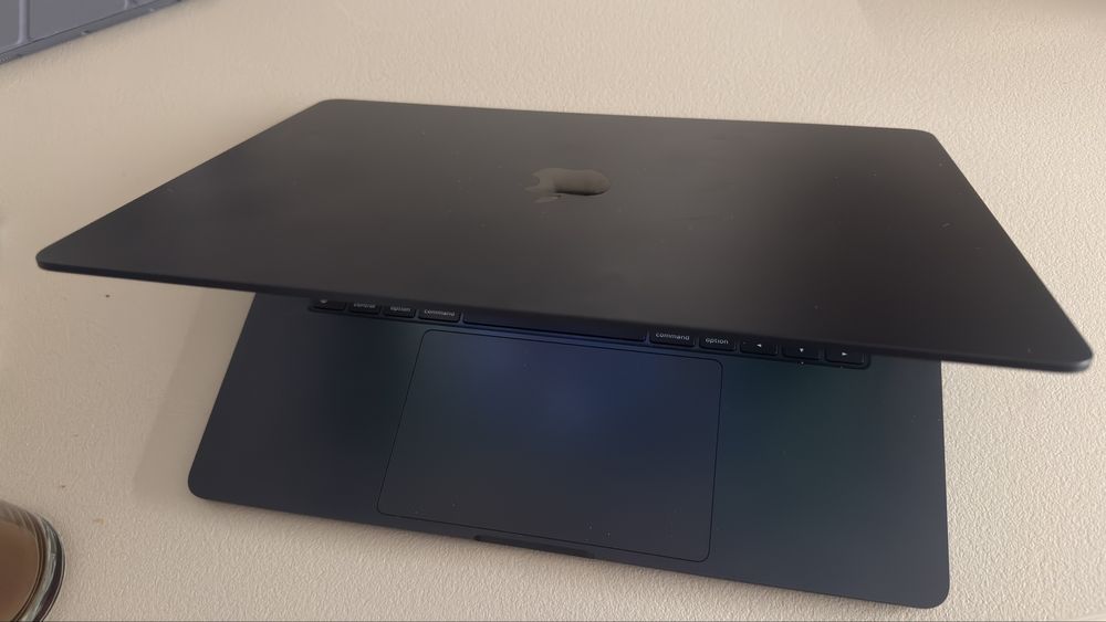 Macbook Air M2 15” 8Gb RAM / 256Gb SSD- ca nou baterie 100%