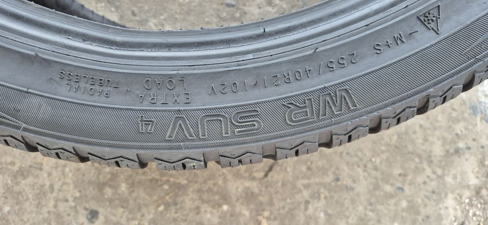 2 anvelope iarna Nokian 255/40/21.Pretul este pe bucata.