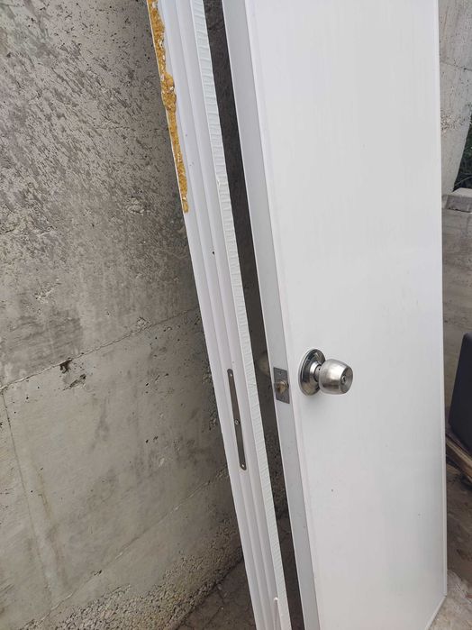 Продавам PVC Каса с врата за баня 60х195 см., дясна