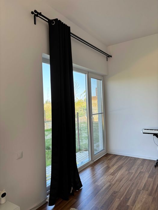 Vând set de șine pentru perdele cu toate accesoriile și draperii