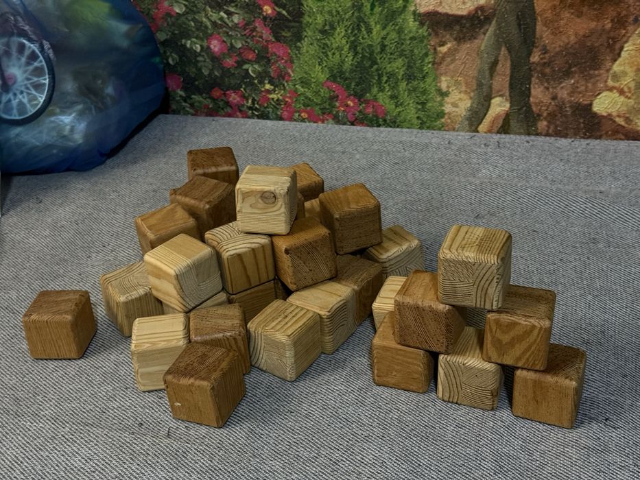 Деревянные гладкие кубики