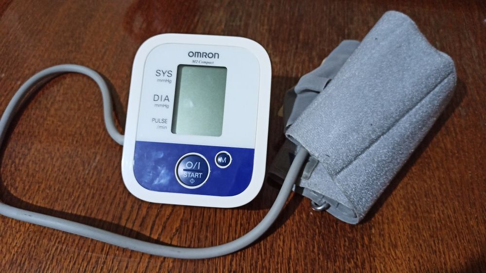 Продам тонометр Omron M2