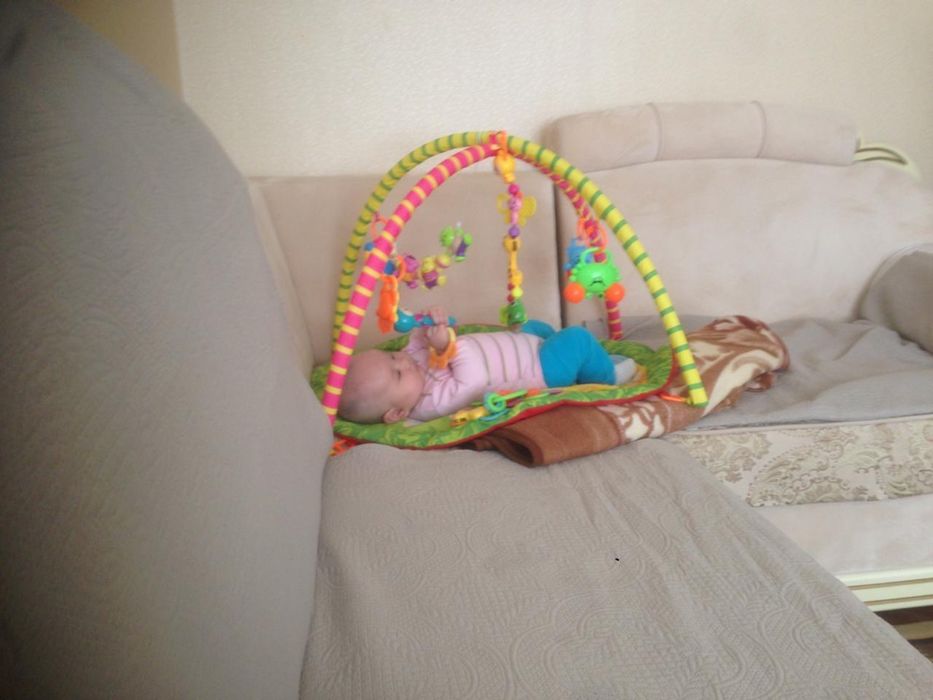 Коврик детский с игрушками погремушками