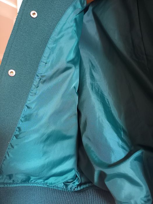 Продам бомбер 146-155