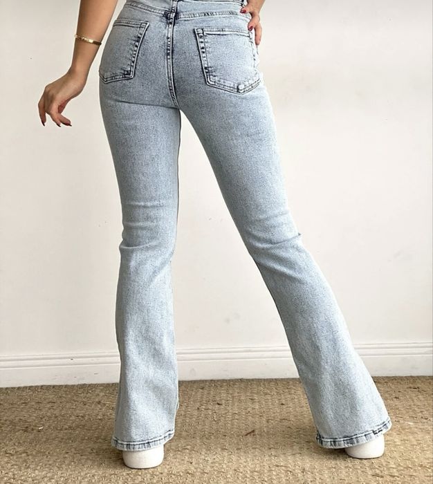 Дънки с висока талия и странична цепка.