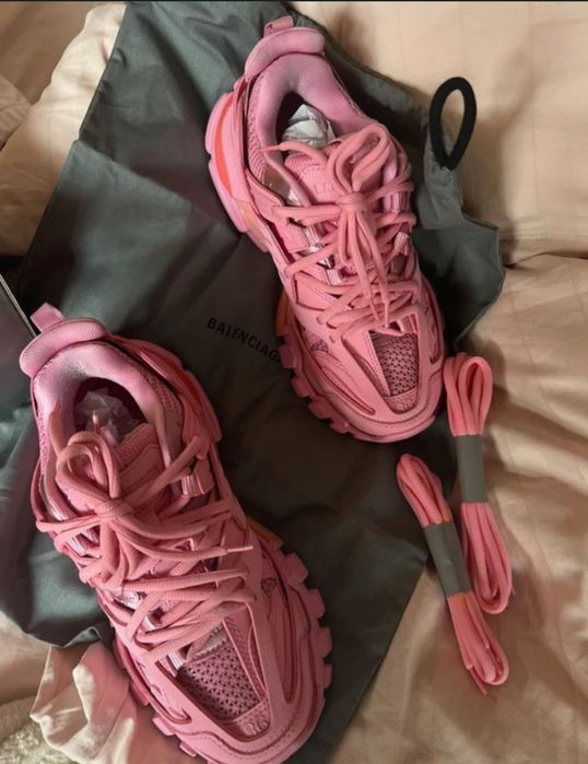 Balenciaga track led noi

-Cutie; 
-Dust bag;
-Cert