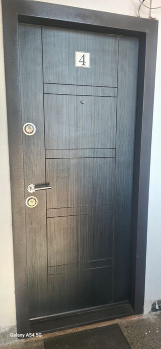 Proprietar vind  apartament cu 2 camere decomandat