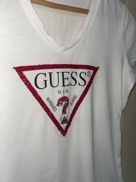 Белая футболка guess