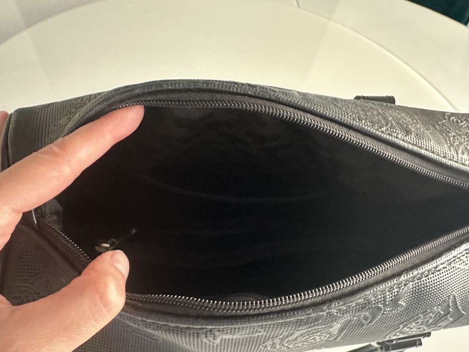 Geanta din piele neagra si piele intoarsa