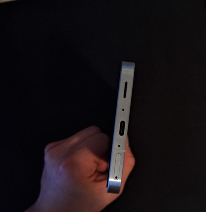 Samsung a56 5g 256 GB 8 GB ram are folie pusă ofer și 2 huse și cutie