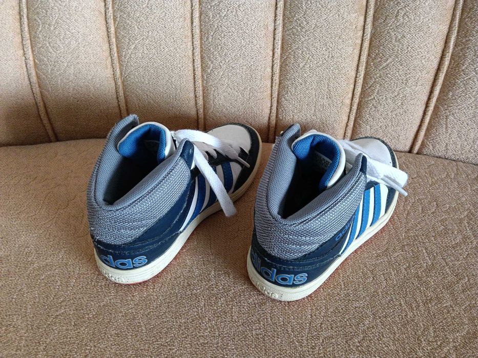 Продавам детски обувки Adidas
