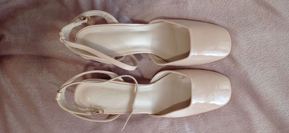 Елегантни бежови лачени сандали