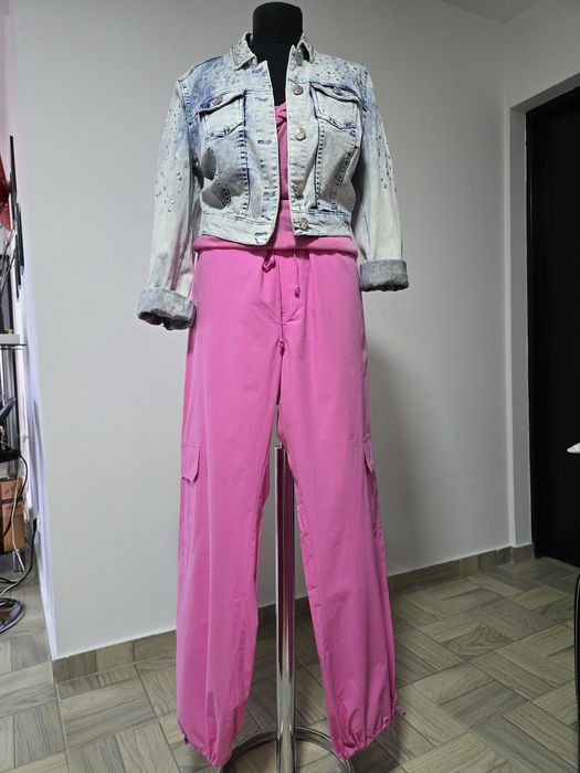 Pantaloni dama fucsia cu buzunare laterale si pe picior