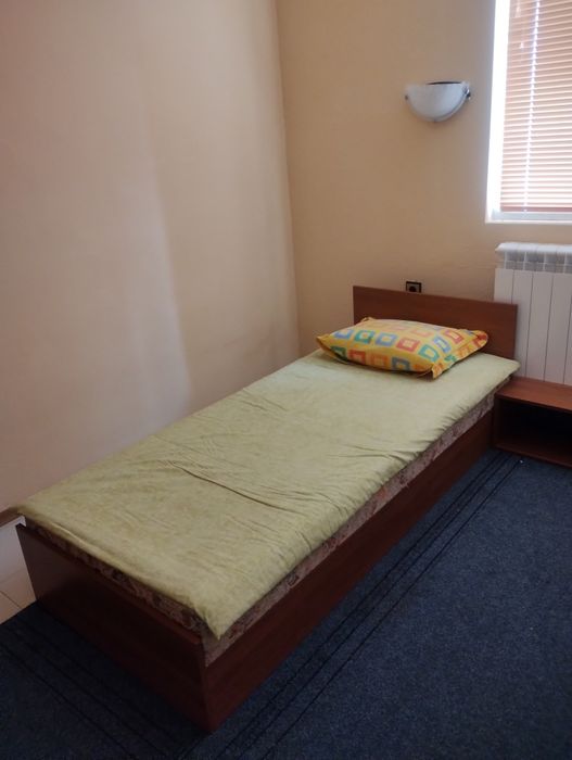 12 броя единично легло.