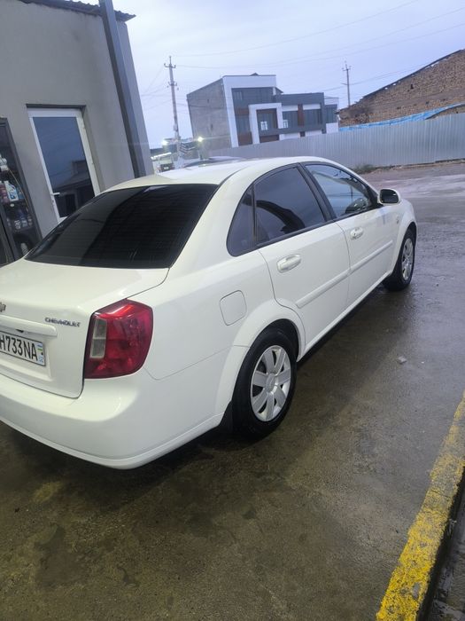 Lacetti 1.8 sotiladi