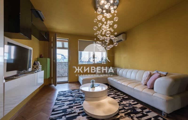 Продава се Къща в Варна, Център - 821 кв.м за 1056 €/кв.м - Снимка #1