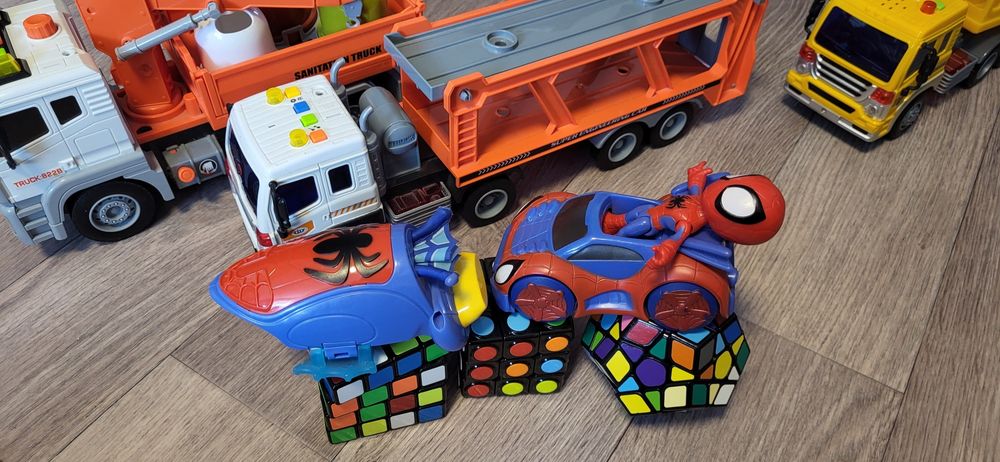 Продам игрушки человек паук