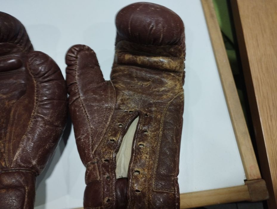 Стари боксови ръкавици