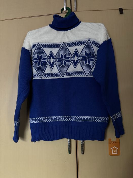 Новый мужской свитер и шапан