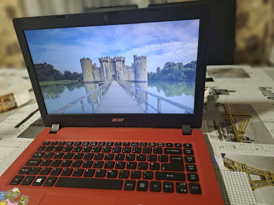 Vând laptop Acer în stare bună la preț 650 RON
