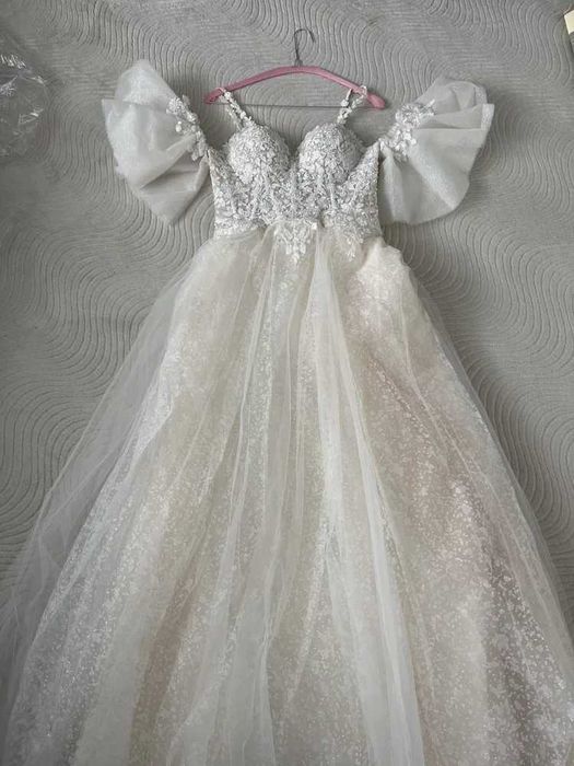 Нежна и елегантна булченска рокля