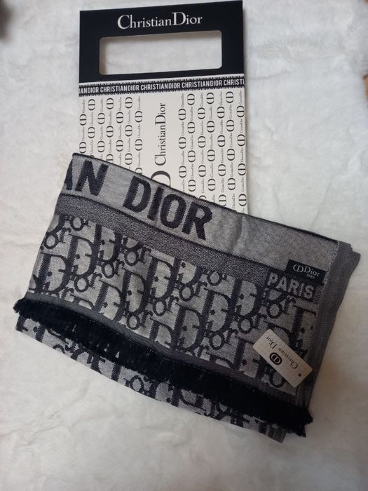 Esarfa cu cutie pentru ea emblema si eticheta