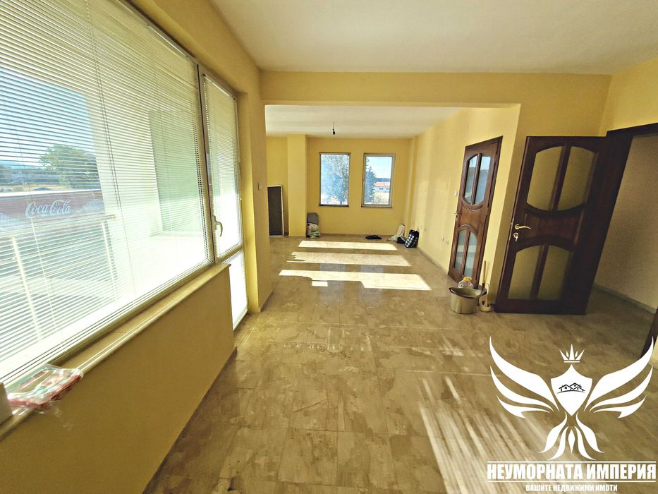 Под наем офис и два апартамента 300РЗП с двор в Асеновград